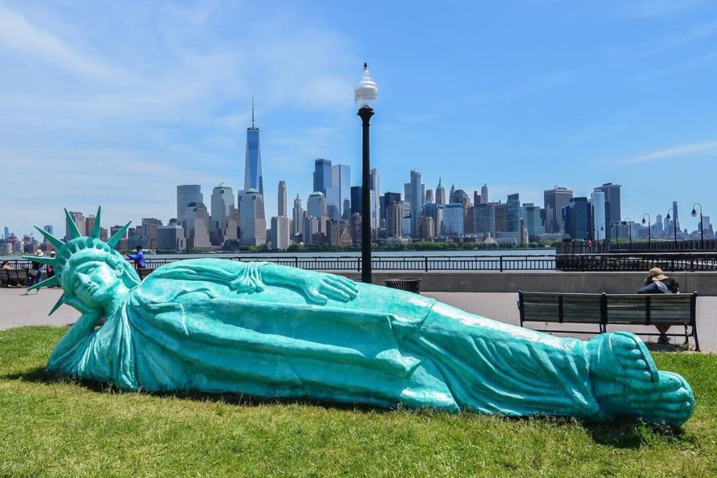 reclining statue of liberty