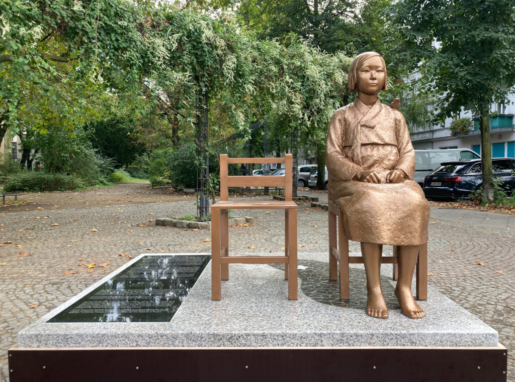 comfort woman statue