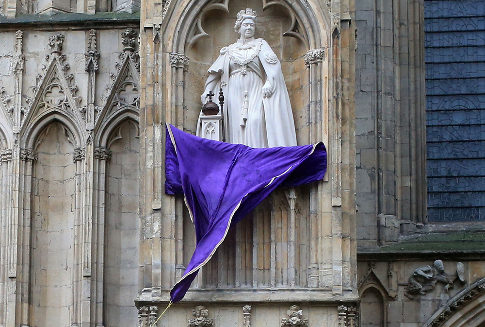 Queen Elizabeth Statue