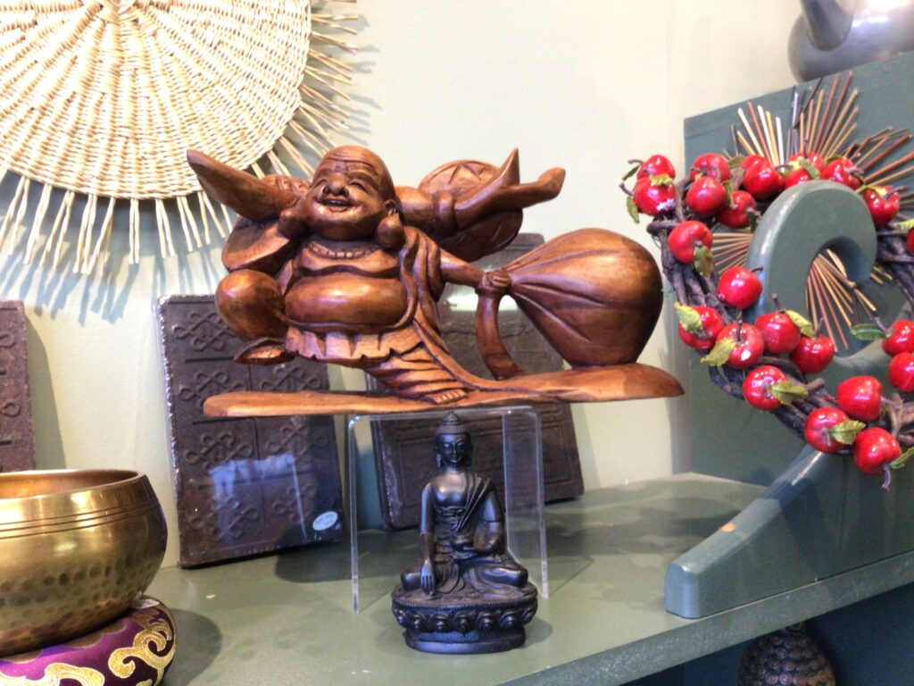 laughing buddha statue