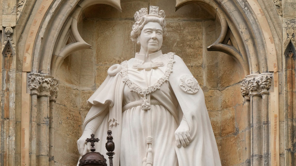 Queen Elizabeth Statue