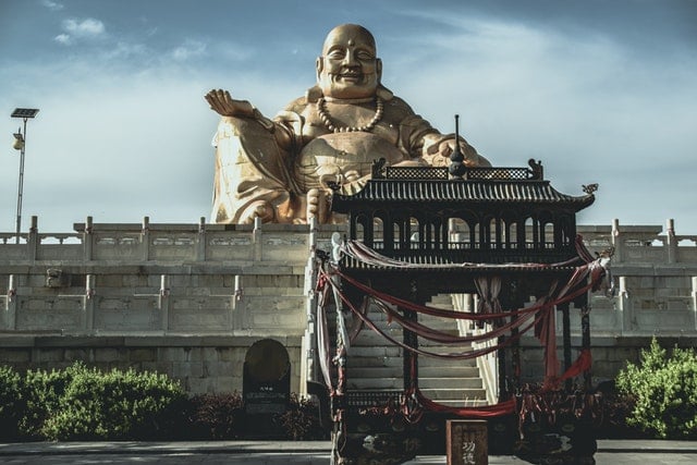 laughing buddha statue
