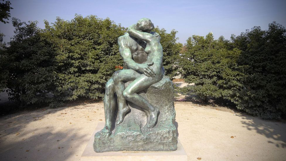 the kiss sculpture