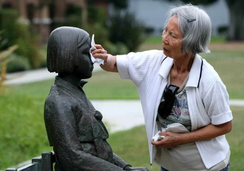 comfort woman statue