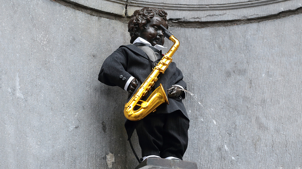 peeing boy sculpture