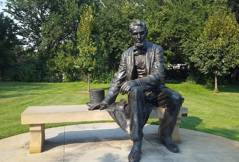 Why Abraham Lincoln Is Commonly Sculpted in a Seated Position