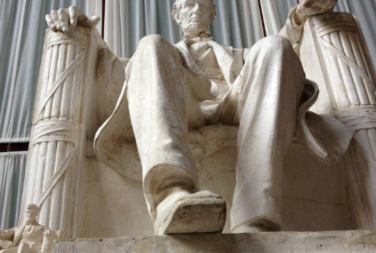 Designing Abraham Lincoln Statues for Public Memory