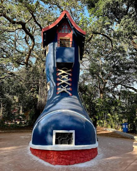 shoe statue0