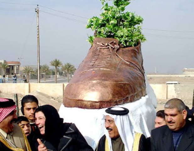 shoe statue2